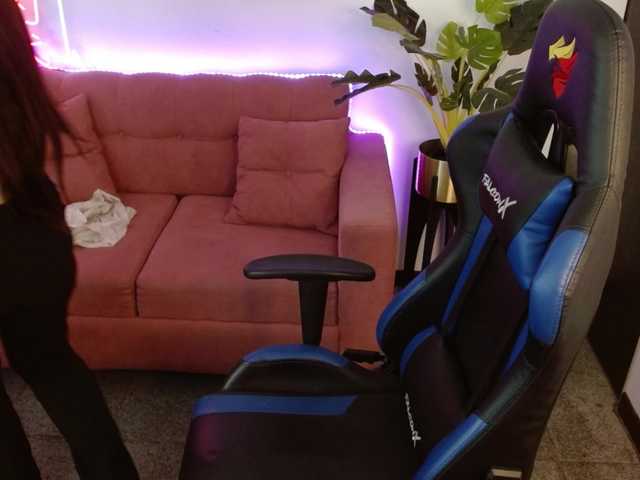 Oddajajo posnetke zaslona Conny-Ass