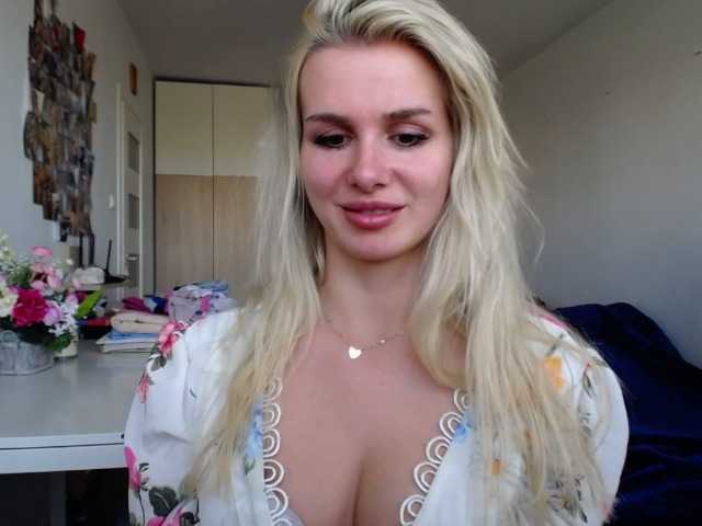 Oddajajo posnetke zaslona Cornelia22hot