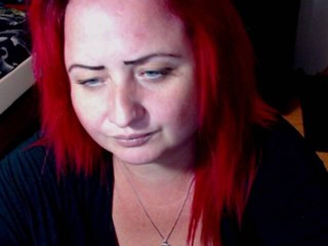 Oddajajo posnetke zaslona KinkyDomina