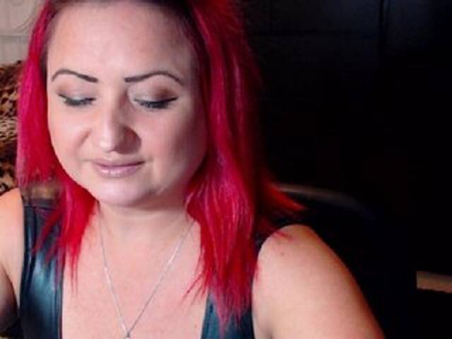 Oddajajo posnetke zaslona KinkyDomina