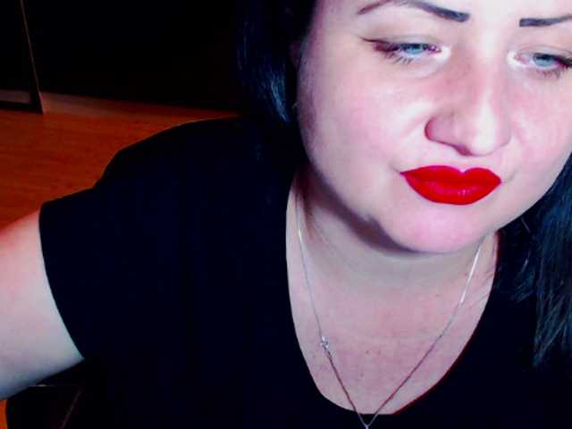 Oddajajo posnetke zaslona KinkyDomina