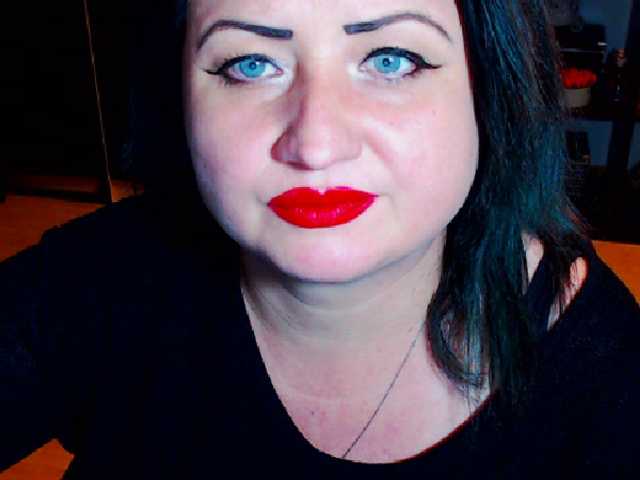 Oddajajo posnetke zaslona KinkyDomina