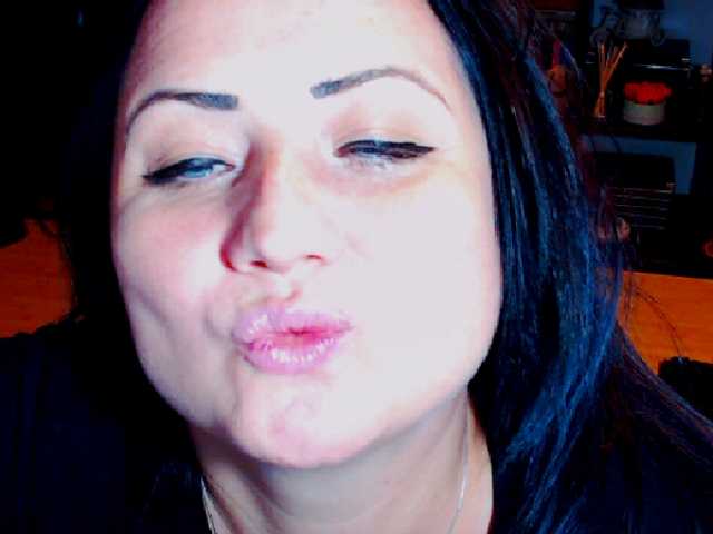 Oddajajo posnetke zaslona KinkyDomina