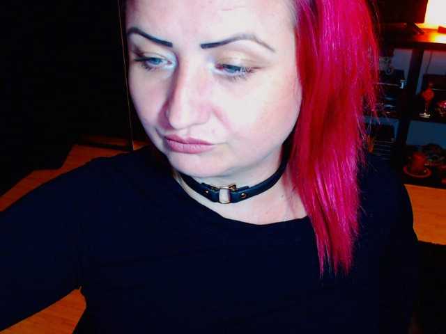 Oddajajo posnetke zaslona KinkyDomina