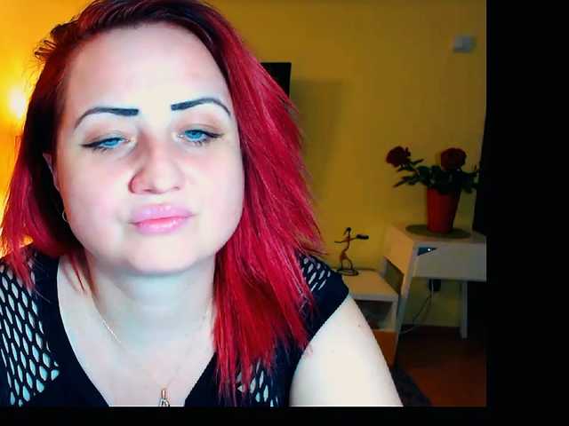 Oddajajo posnetke zaslona KinkyDomina