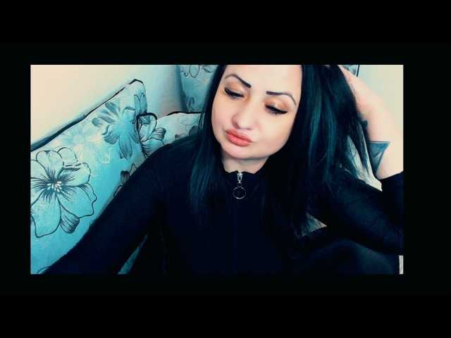 Oddajajo posnetke zaslona KinkyDomina