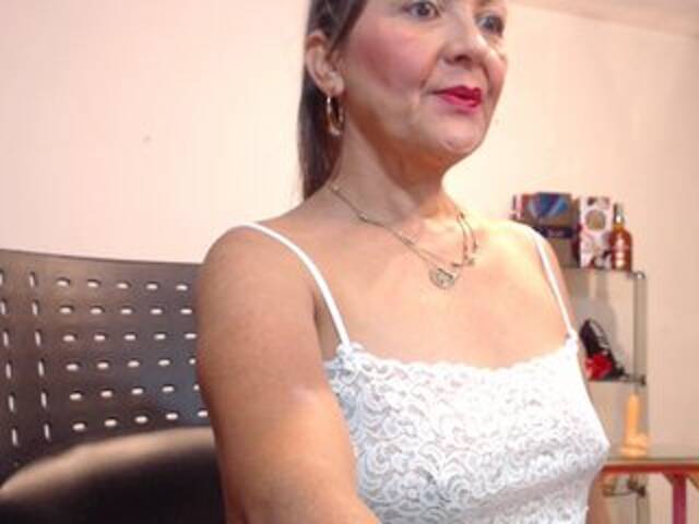 Oddajajo posnetke zaslona SquirtNstyGrl