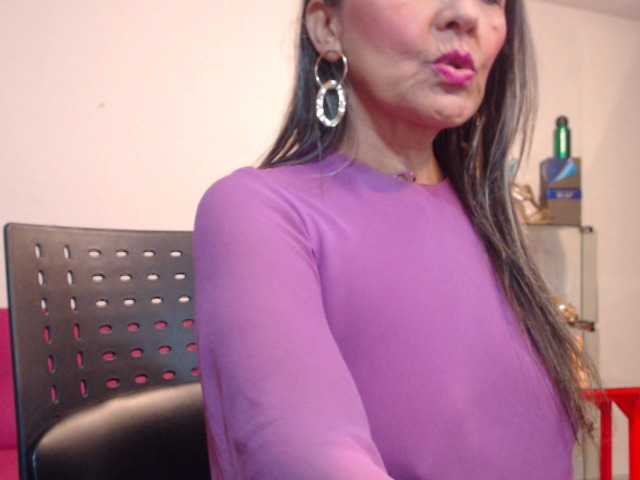 Oddajajo posnetke zaslona SquirtNstyGrl