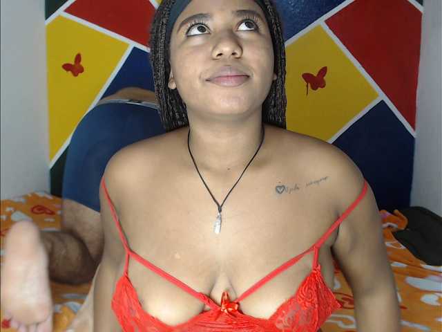 Oddajajo posnetke zaslona ElenaThreesom