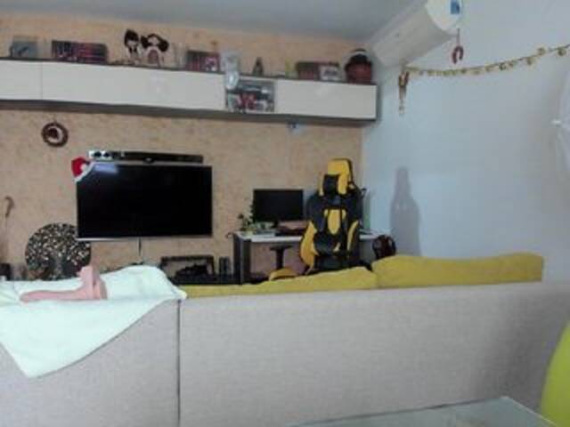 Oddajajo posnetke zaslona Ellarouge