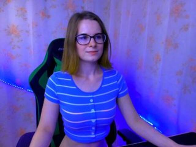 Oddajajo posnetke zaslona EmilyKissy