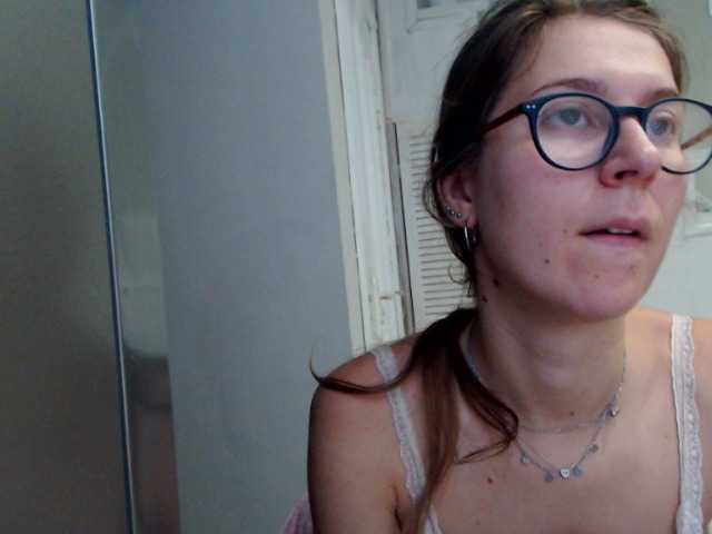 Oddajajo posnetke zaslona Emmi-li