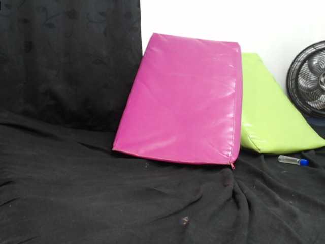 Oddajajo posnetke zaslona EMYYLI