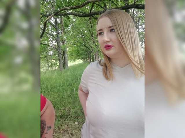 Oddajajo posnetke zaslona Her-Girl