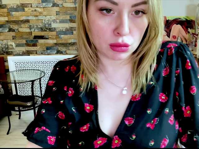 Oddajajo posnetke zaslona HollyDoll