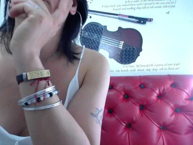 Oddajajo posnetke zaslona HornyMilff