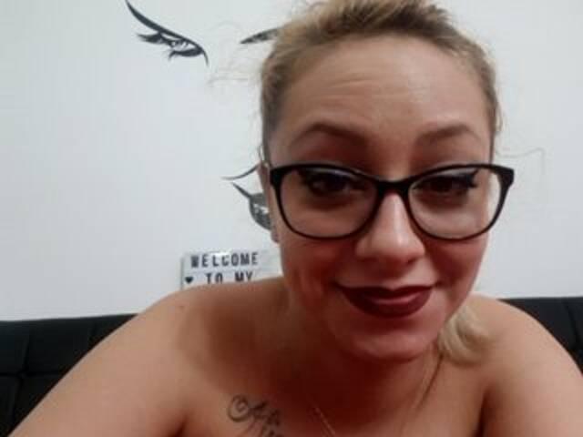 Oddajajo posnetke zaslona HotAnnie1997