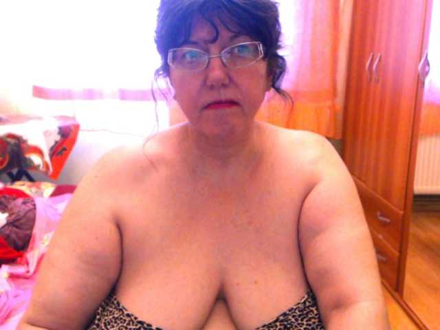 Oddajajo posnetke zaslona HugeTitsXXX