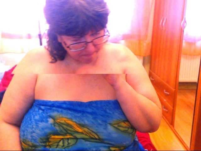 Oddajajo posnetke zaslona HugeTitsXXX