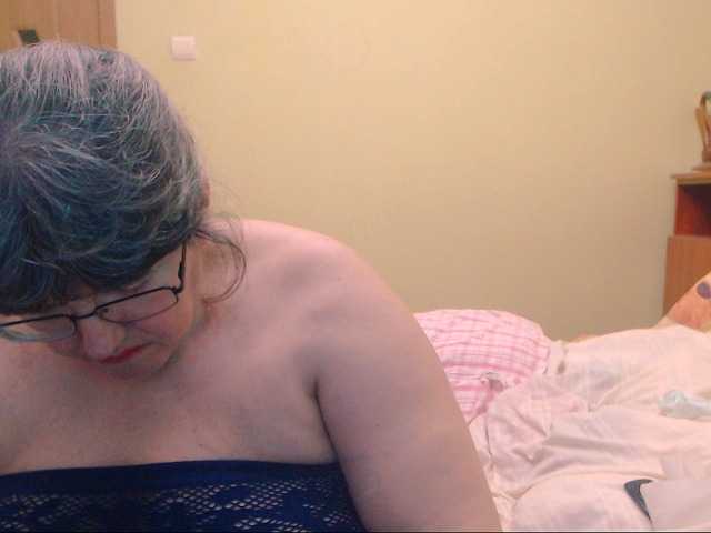 Oddajajo posnetke zaslona HugeTitsXXX