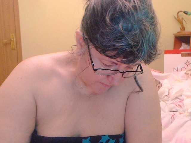 Oddajajo posnetke zaslona HugeTitsXXX