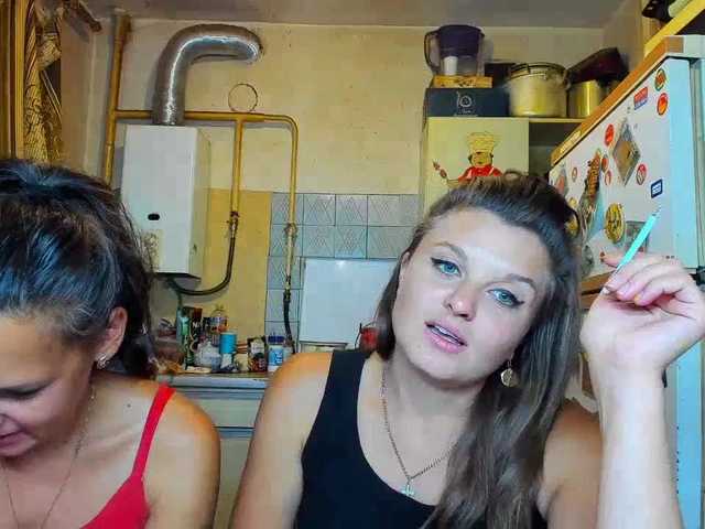 Oddajajo posnetke zaslona SEX-THREESOME
