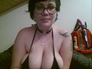 Fotografije KendraCam HUGE TITS!! Smoking curvy geeky gamer girl! (ENG/NL/FR)