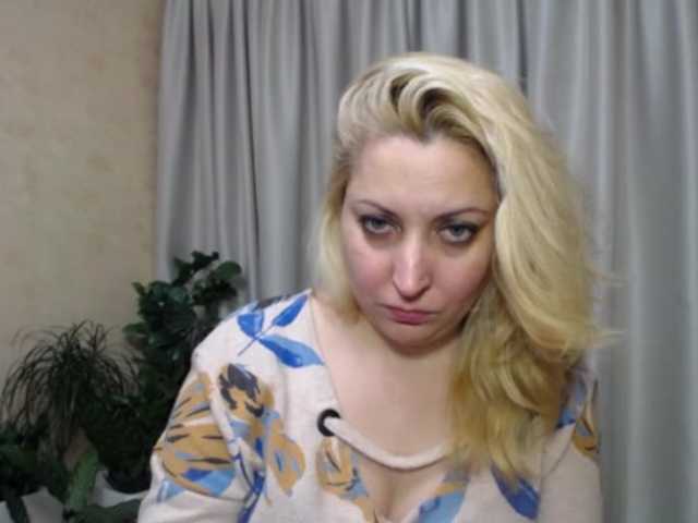Fotografije KickaIricka I will add to my friends-20, view camera-25, show chest-40, open pussy -50, open asshole-70, get naked and show my holes-100