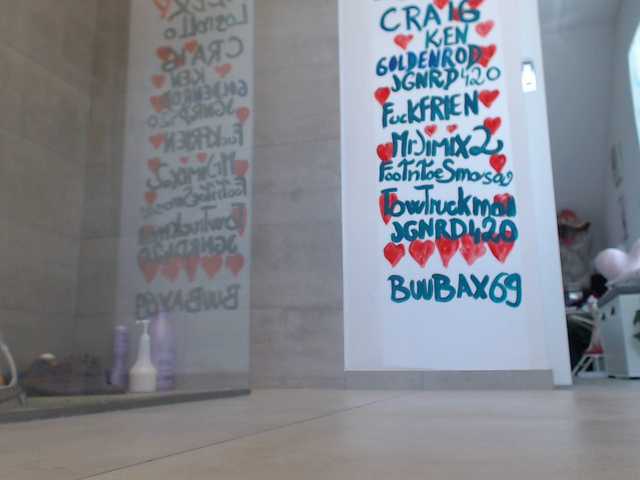 Oddajajo posnetke zaslona KinkyMoni