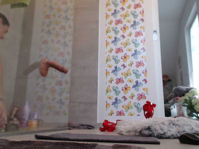 Oddajajo posnetke zaslona KinkyMoni