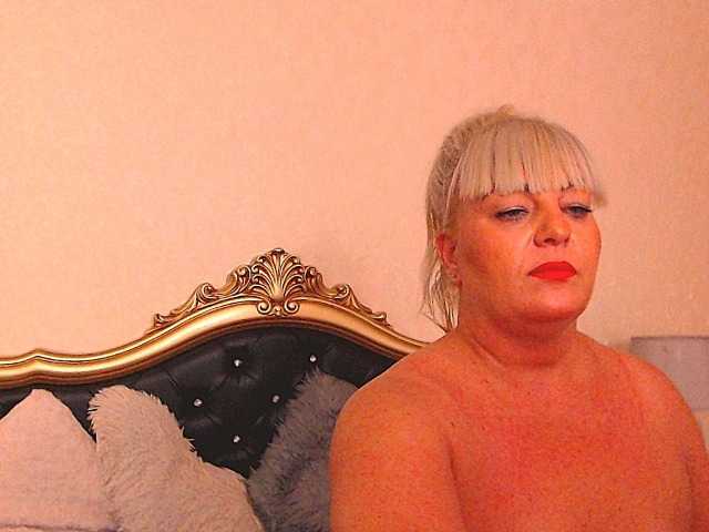 Oddajajo posnetke zaslona LadyMelanieBBW
