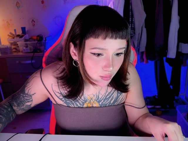 Oddajajo posnetke zaslona littlewetgirl