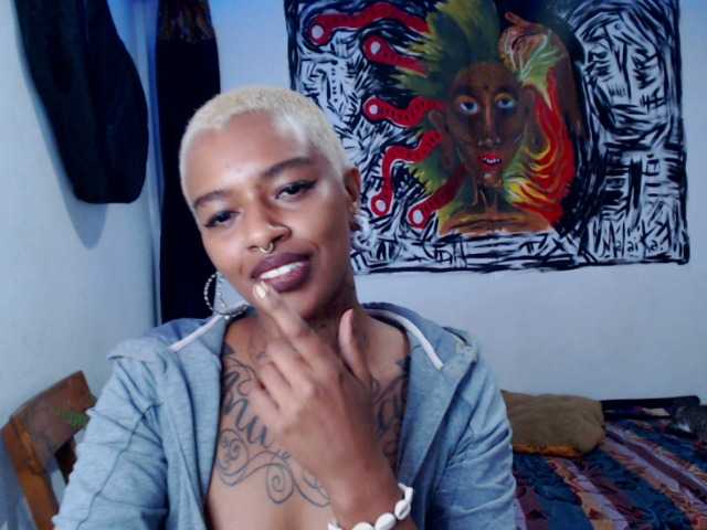 Oddajajo posnetke zaslona MalaikaLorhan