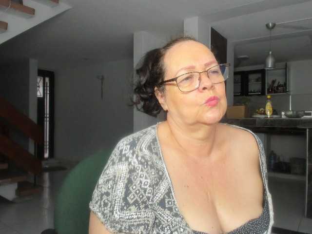 Fotografije maturekarime Mature woman hairy and bbw,: tits 30, pussy 35, ass 25, all naked 100, masturbate and cum 120