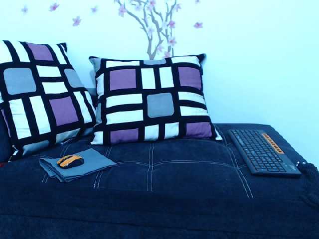 Oddajajo posnetke zaslona Mia-Stone