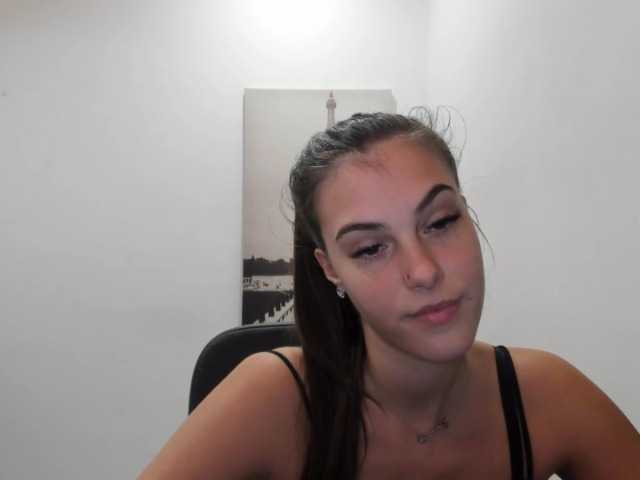 Oddajajo posnetke zaslona MiaKhalid