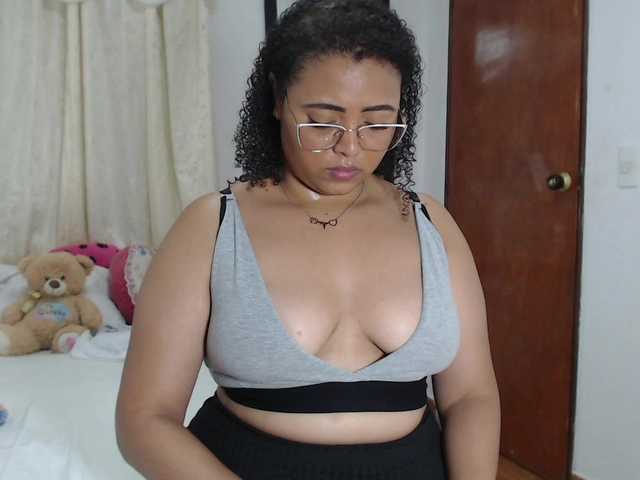 Fotografije MichelDemon hey guysss come and enjoy a while with me VIBE TOY ON make my pussy wet #latina #squirt #bigboobs