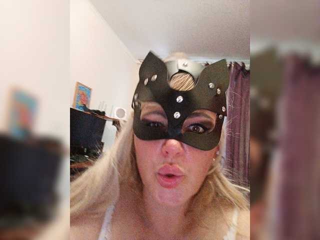 Oddajajo posnetke zaslona Miss_Kiss_Kiss