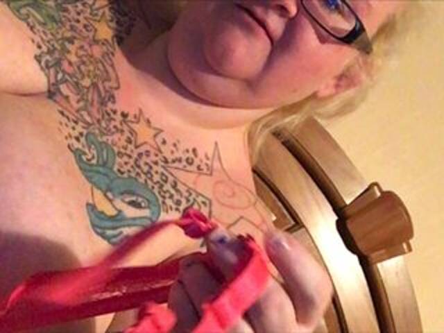 Oddajajo posnetke zaslona MitziMonroe