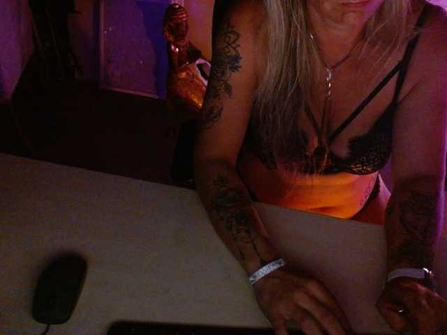 Oddajajo posnetke zaslona Ashley-Rose