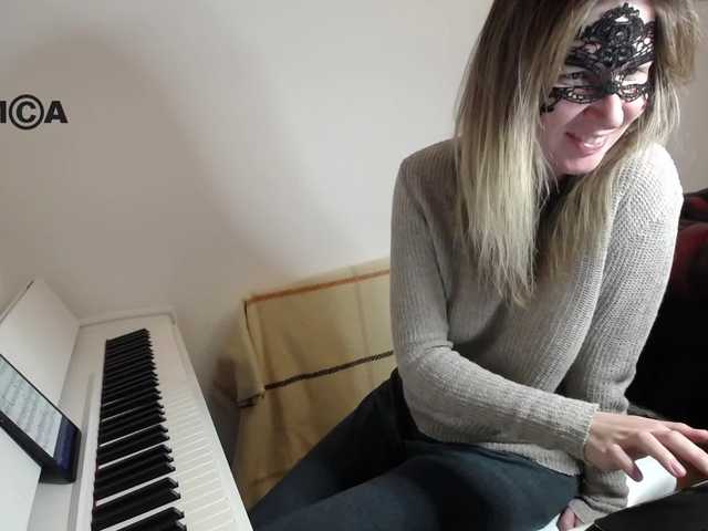 Oddajajo posnetke zaslona PianoGirl