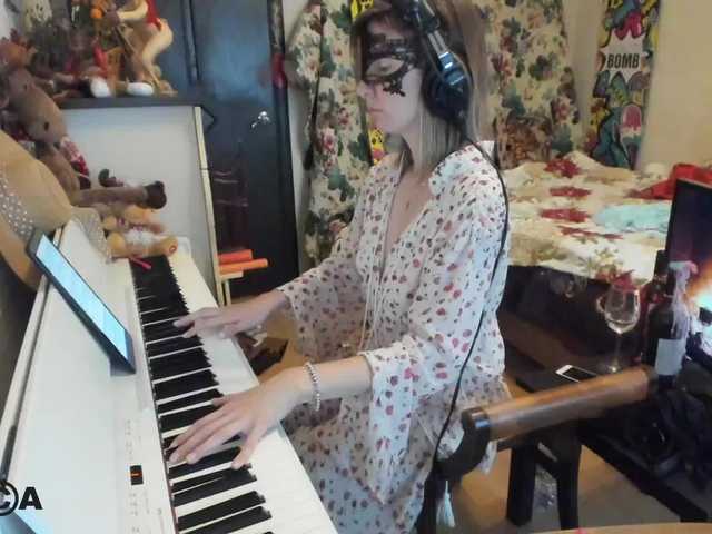 Oddajajo posnetke zaslona PianoGirl