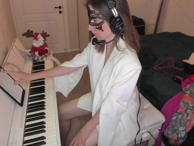 Oddajajo posnetke zaslona PianoGirl