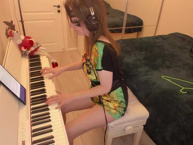 Oddajajo posnetke zaslona PianoGirl