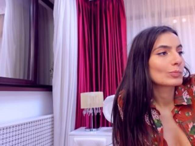 Oddajajo posnetke zaslona NinaCrystal