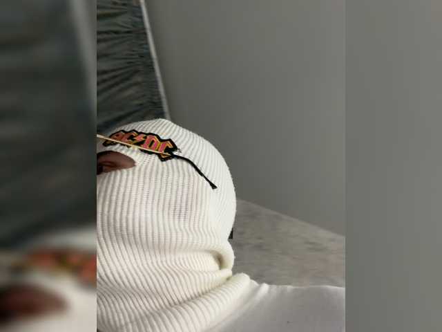 Oddajajo posnetke zaslona TheonlyoneBoyX