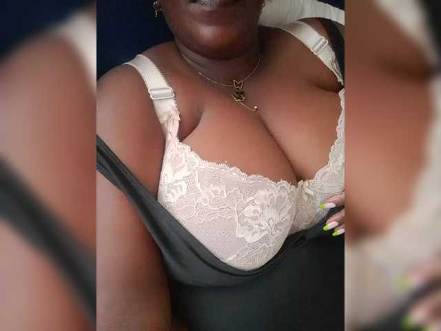 Oddajajo posnetke zaslona Queenbigboobs