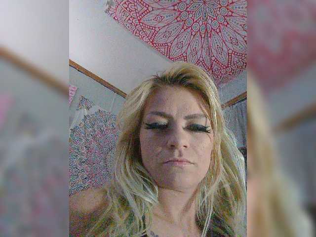 Oddajajo posnetke zaslona realchichi