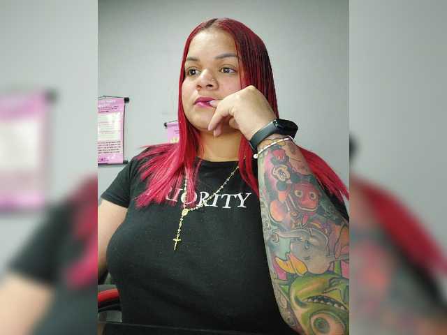 Fotografije SaamyRed Hello guys, today I am in my work office, we are going to have a good time but without making a lot of noise, my love Lush is on, send me vibrations and make me moan of pleasure #curvy #bigass #squirt #cum #anal