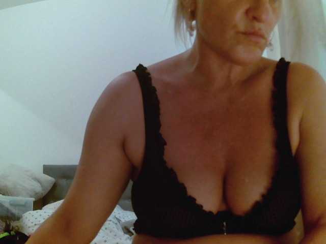 Fotografije Sandyforyou i am horny bitch . I love cocks. Wanna show my wet pussy??